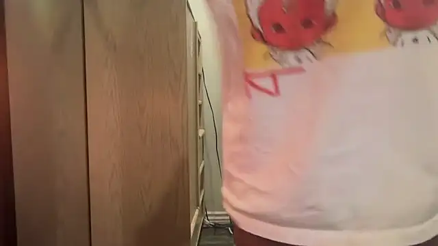 Snapshot of kSwisssxxx chatting on 10.28.25 kSwisssxxx online show from 10.28.25