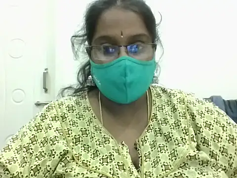 Snapshot of Reena-gowda chatting on 10.24.25 Reena-gowda online show from 10.24.25