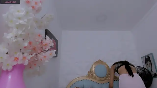 Snapshot of eimy_skinny_ chatting on 10.28.25 eimy skinny online show from 10.28.25