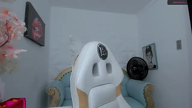 Snapshot of eimy_skinny_ chatting on 10.31.25 eimy skinny online show from 10.31.25