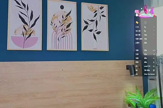 Snapshot of SarahMiler_ chatting on 10.01.25 SarahMiler online show from 10.01.25