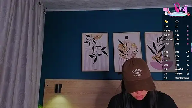 Snapshot of SarahMiler_ chatting on 10.08.25 SarahMiler online show from 10.08.25