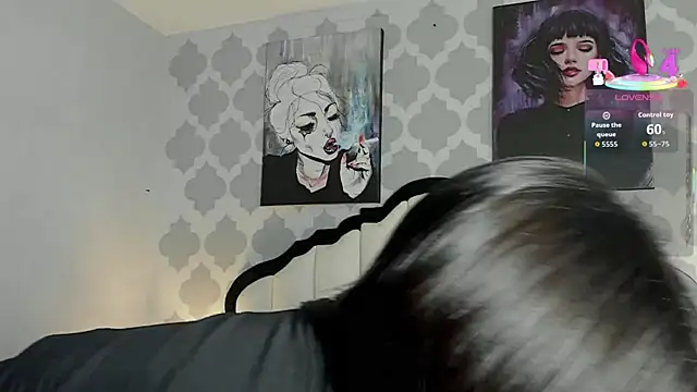 Snapshot of SarahMiler_ chatting on 10.27.25 SarahMiler online show from 10.27.25