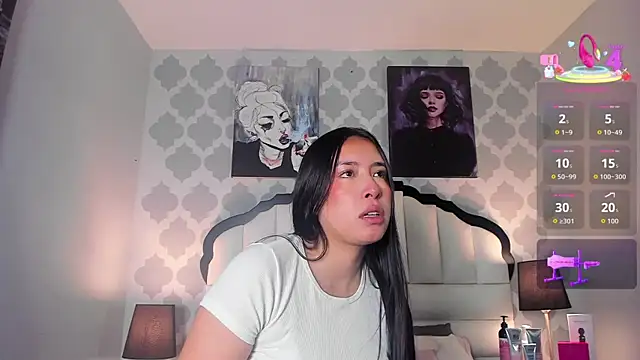 Snapshot of SarahMiler_ chatting on 11.01.25 SarahMiler online show from 11.01.25