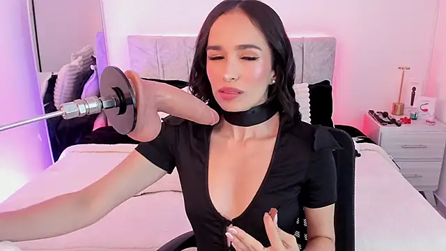 Snapshot of Taylormaxwell chatting on 10.10.25 Taylormaxwell online show from 10.10.25