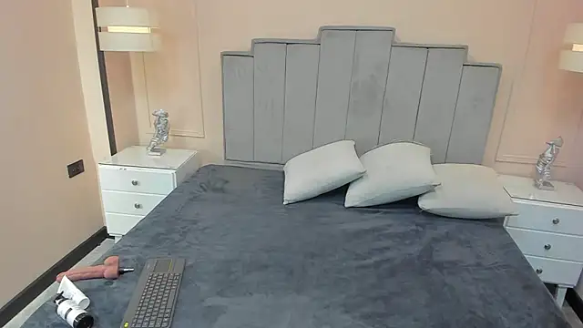 gabriela lux online show from 10.25.25