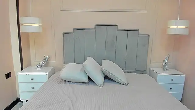 gabriela lux online show from 10.26.25