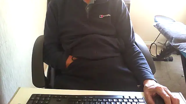 Snapshot of rogpb chatting on 04.21.26 rogpb online show from 04.21.26