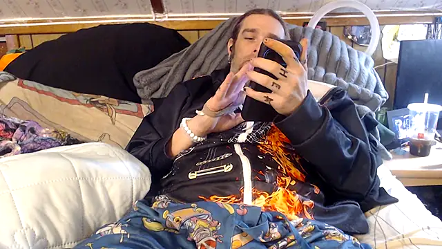 Snapshot of thejuicybacon chatting on 10.27.25 thejuicybacon online show from 10.27.25