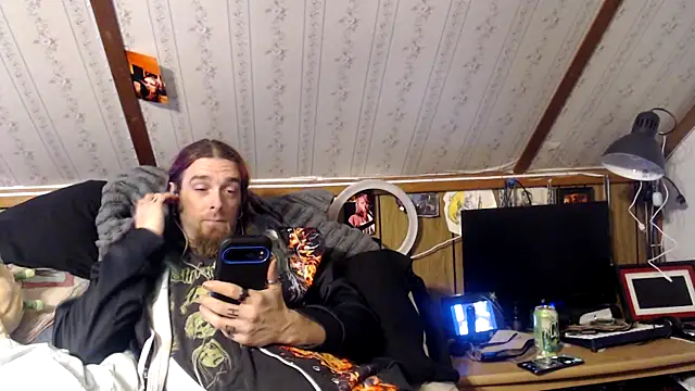 Snapshot of thejuicybacon chatting on 10.29.25 thejuicybacon online show from 10.29.25