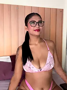 Snapshot of daphnevans chatting on 10.04.25 daphnevans online show from 10.04.25