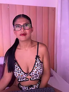 Snapshot of daphnevans chatting on 10.18.25 daphnevans online show from 10.18.25