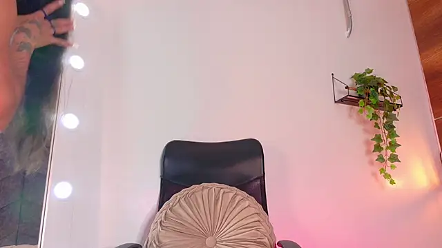 TiffValentinee  online show from 10.20.25