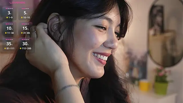 Snapshot of MoiraEger chatting on 09.19.25 MoiraEger online show from 09.19.25