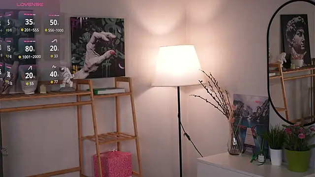 Snapshot of MoiraEger chatting on 09.25.25 MoiraEger online show from 09.25.25