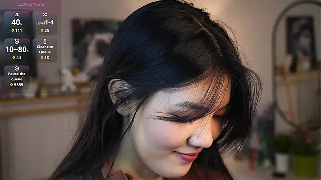 Snapshot of MoiraEger chatting on 09.26.25 MoiraEger online show from 09.26.25