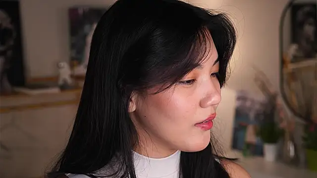 Snapshot of MoiraEger chatting on 09.29.25 MoiraEger online show from 09.29.25