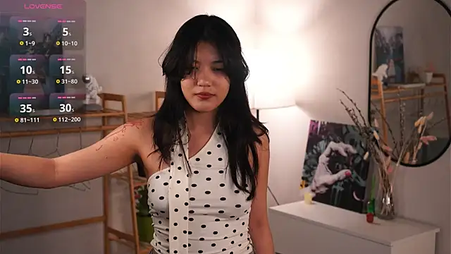 Snapshot of MoiraEger chatting on 10.16.25 MoiraEger online show from 10.16.25