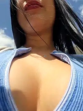 Snapshot of CrisMarulanda chatting on 09.08.25 CrisMarulanda online show from 09.08.25