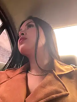 Snapshot of CrisMarulanda chatting on 10.12.25 CrisMarulanda online show from 10.12.25