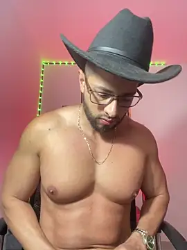 Snapshot of magnumchris chatting on 04.11.26 magnumchris online show from 04.11.26