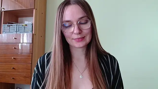 LooveELLYx online show from 04.13.26