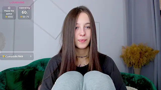 Snapshot of Little_cherryy__ chatting on 09.20.25 Little cherryy   online show from 09.20.25