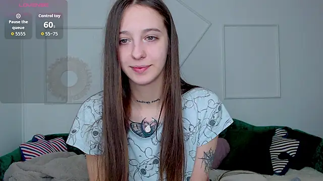 Snapshot of Little_cherryy__ chatting on 10.04.25 Little cherryy   online show from 10.04.25