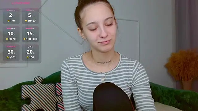 Snapshot of Little_cherryy__ chatting on 10.13.25 Little cherryy   online show from 10.13.25