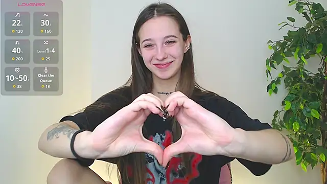 Snapshot of Little_cherryy__ chatting on 10.18.25 Little cherryy   online show from 10.18.25