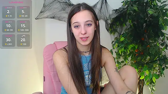 Snapshot of Little_cherryy__ chatting on 10.28.25 Little cherryy   online show from 10.28.25