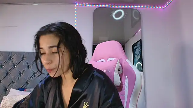 Snapshot of GraceWallace_ chatting on 10.29.25 GraceWallace  online show from 10.29.25