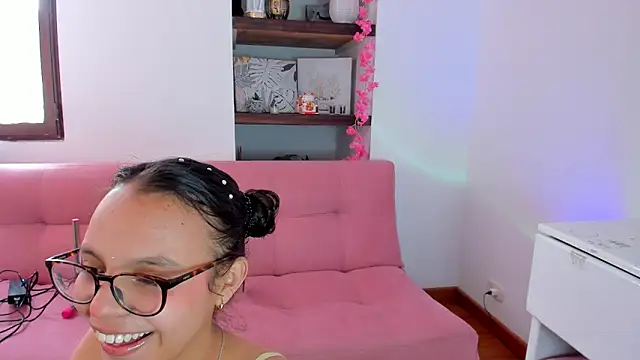 Snapshot of Danesacronin chatting on 10.20.25 Danesacronin online show from 10.20.25