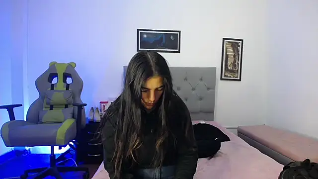 Esmeraldaa- online show from 10.28.25