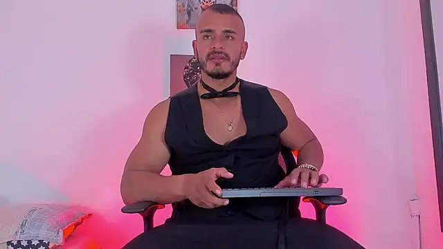 Snapshot of magnusclark chatting on 04.27.26 magnusclark online show from 04.27.26