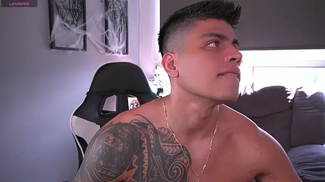 Snapshot of tyler_muscle1 chatting on 10.07.25 tyler muscle1 online show from 10.07.25