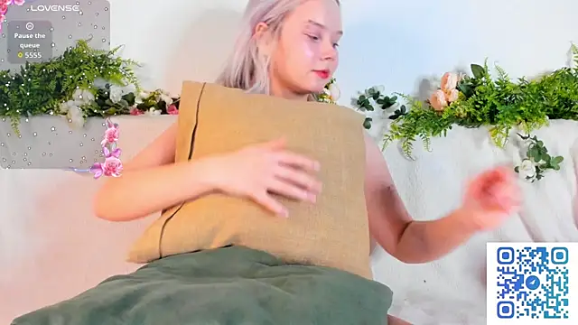 Snapshot of girlllsooft chatting on 10.09.25 girlllsooft online show from 10.09.25