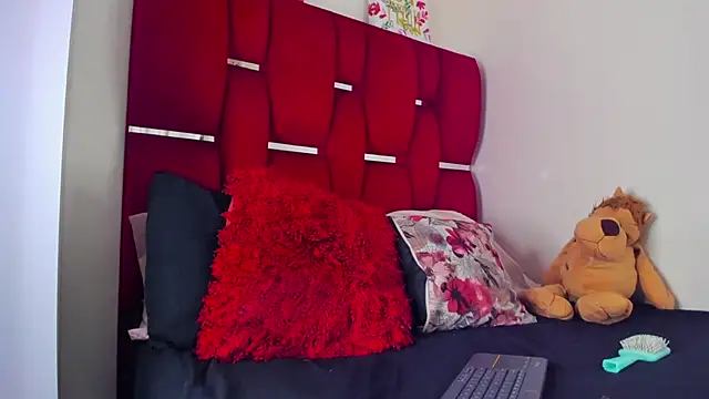 Snapshot of Camila_hot_ts chatting on 10.16.25 Camila hot ts online show from 10.16.25