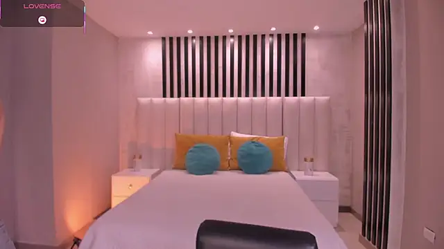 IsabellaMoreau online show from 10.15.25