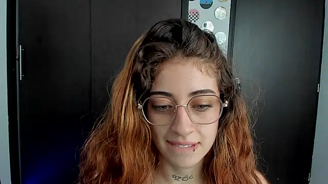 Snapshot of star_shooting8 chatting on 10.11.25 star shooting8 online show from 10.11.25