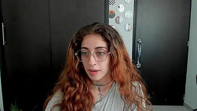 Snapshot of star_shooting8 chatting on 10.22.25 star shooting8 online show from 10.22.25