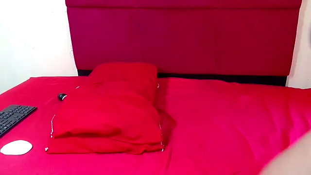 Snapshot of HugeTitisxx chatting on 03.25.26 HugeTitisxx online show from 03.25.26