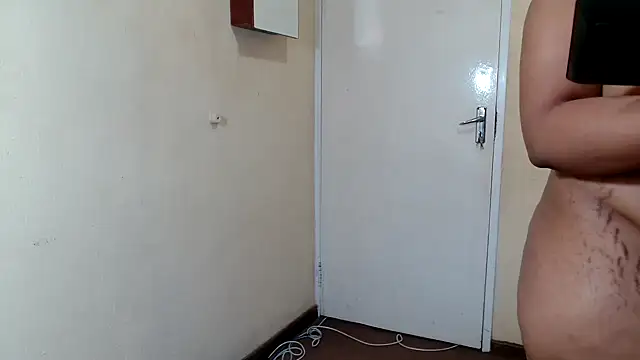 Snapshot of HugeTitisxx chatting on 03.29.26 HugeTitisxx online show from 03.29.26