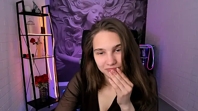 Snapshot of TessaMill chatting on 09.17.25 TessaMill online show from 09.17.25