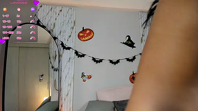 Snapshot of MissVioleet_ chatting on 10.19.25 MissVioleet  online show from 10.19.25
