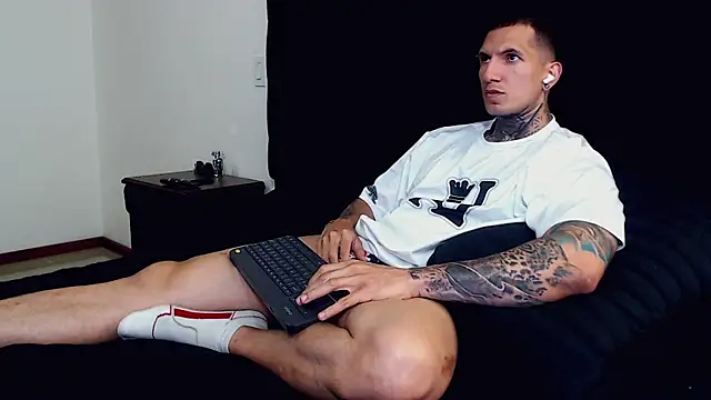 Snapshot of Shane_Clay chatting on 10.06.25 Shane Clay online show from 10.06.25