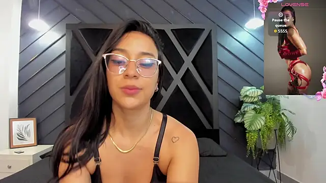 zoe martins  online show from 11.28.25