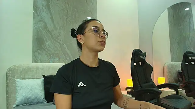 Snapshot of zoe_martins_ chatting on 05.19.26 zoe martins online show from 05.19.26