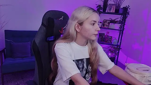 AuroraWrenfield online show from 09.17.25