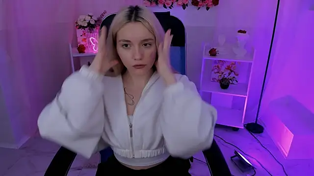 AuroraWrenfield online show from 09.23.25